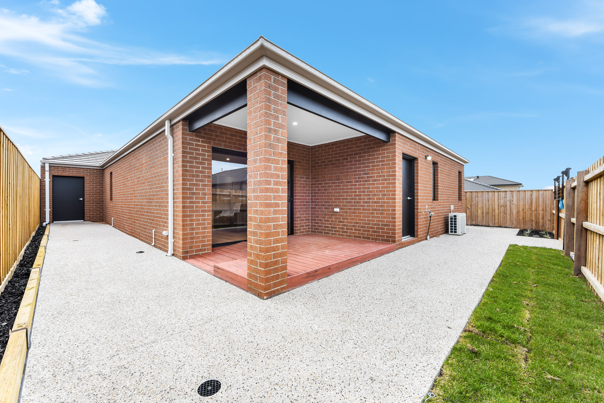 NEW 3 Resident House with 2 Living Areas near local Shopping Center — Home image 8