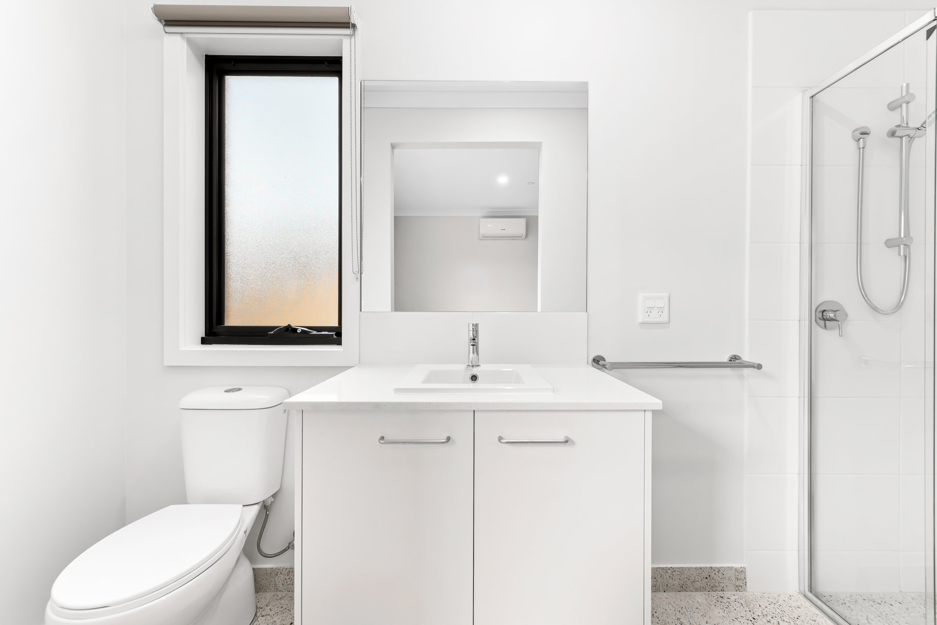 NEW 3 Resident House with 2 Living Areas near local Shopping Center — Home image 9