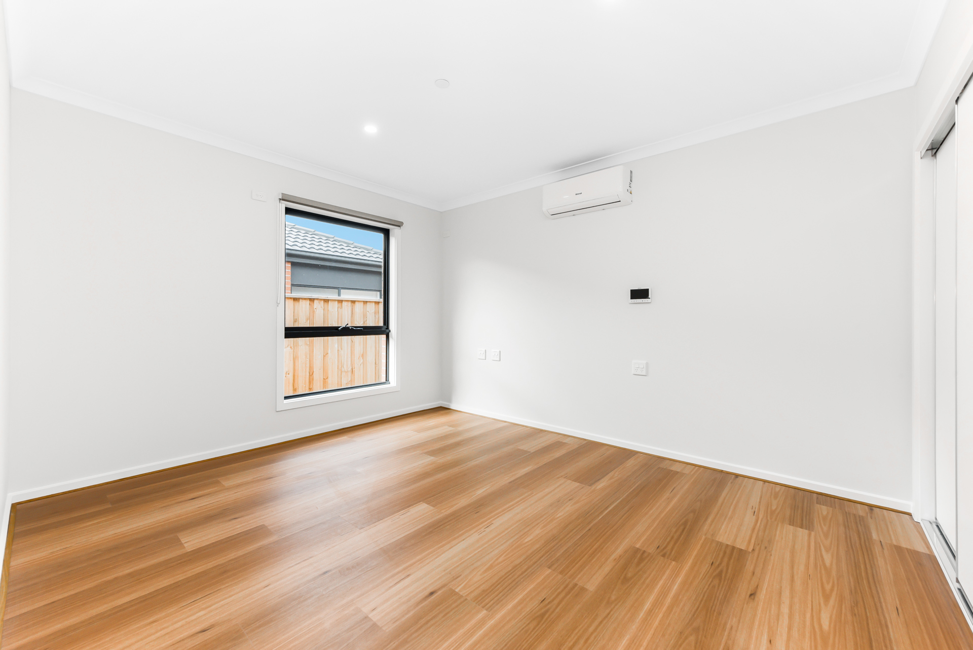 NEW 3 Resident House with 2 Living Areas near local Shopping Center — Home image 11