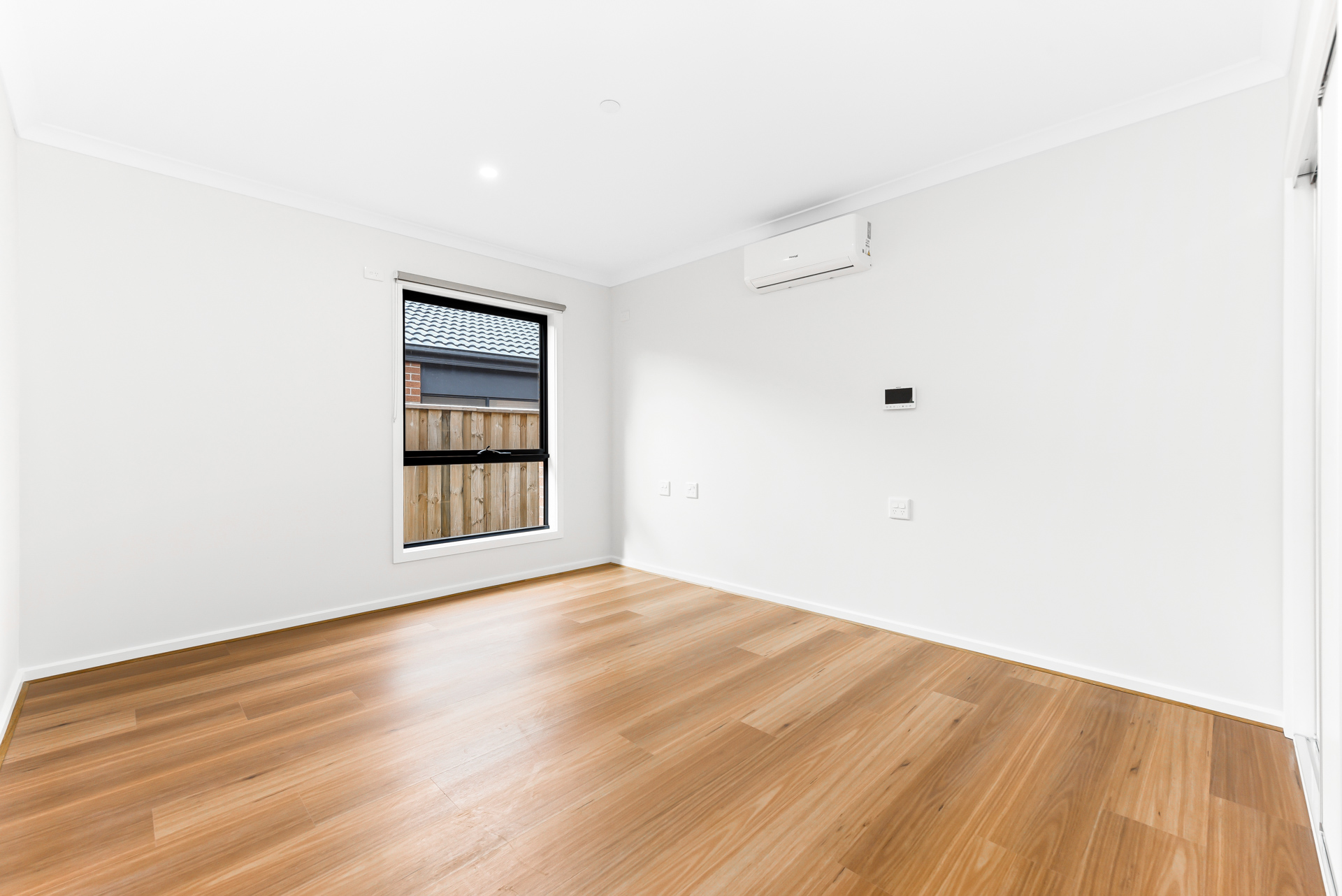 NEW 3 Resident House with 2 Living Areas near local Shopping Center — Home image 12