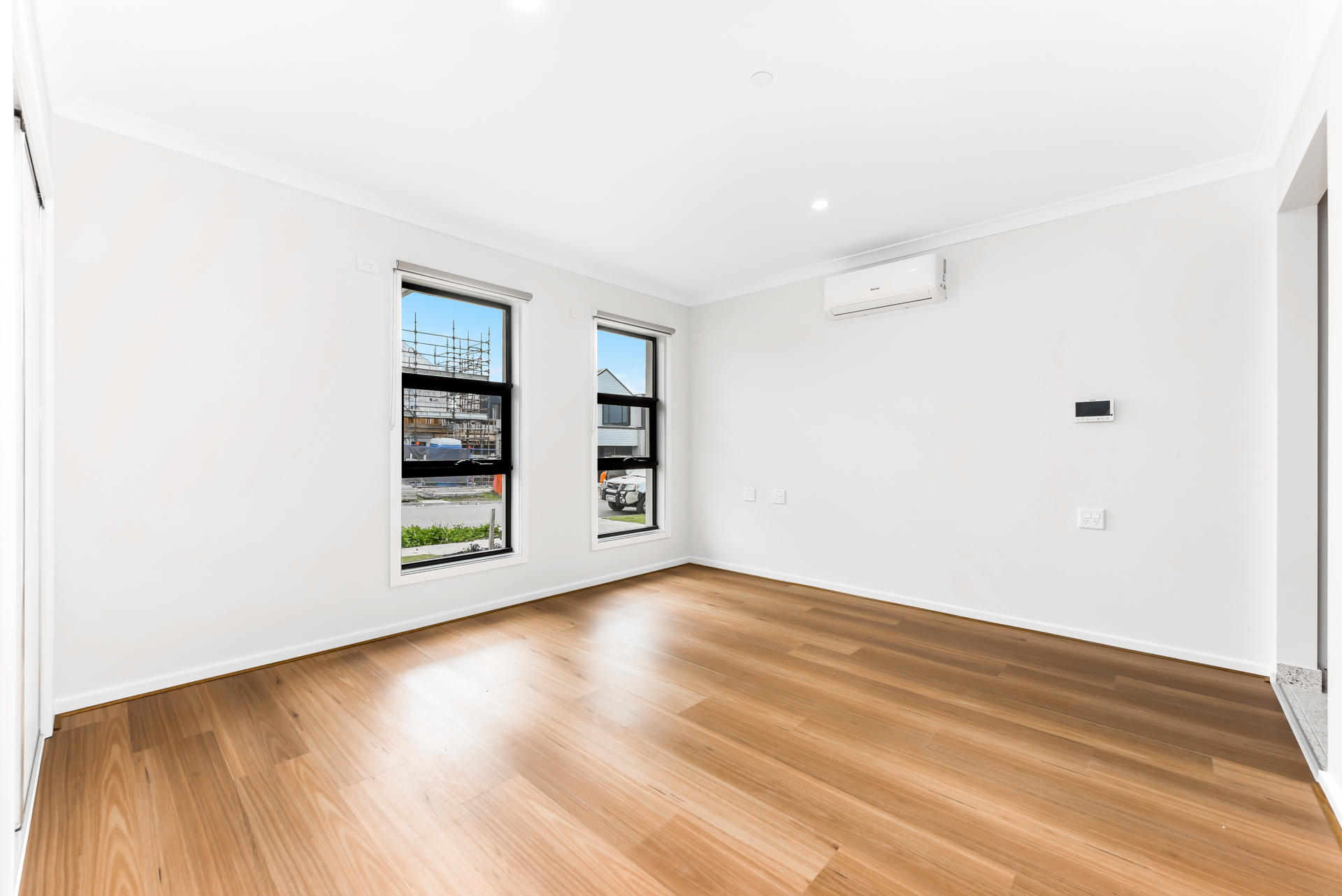 NEW 3 Resident House with 2 Living Areas near local Shopping Center — Home image 13