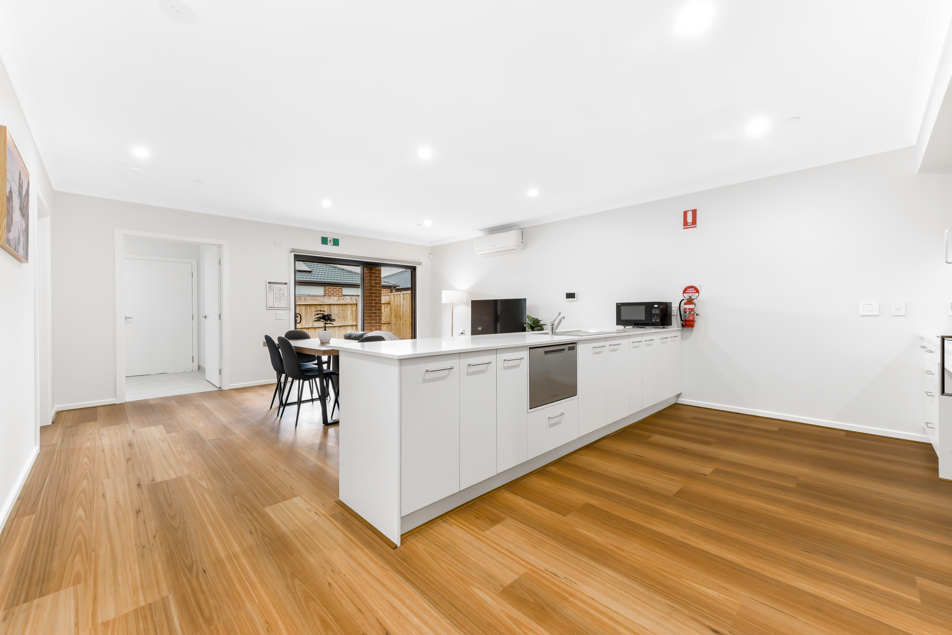 NEW 3 Resident House with 2 Living Areas near local Shopping Center — Home image 14
