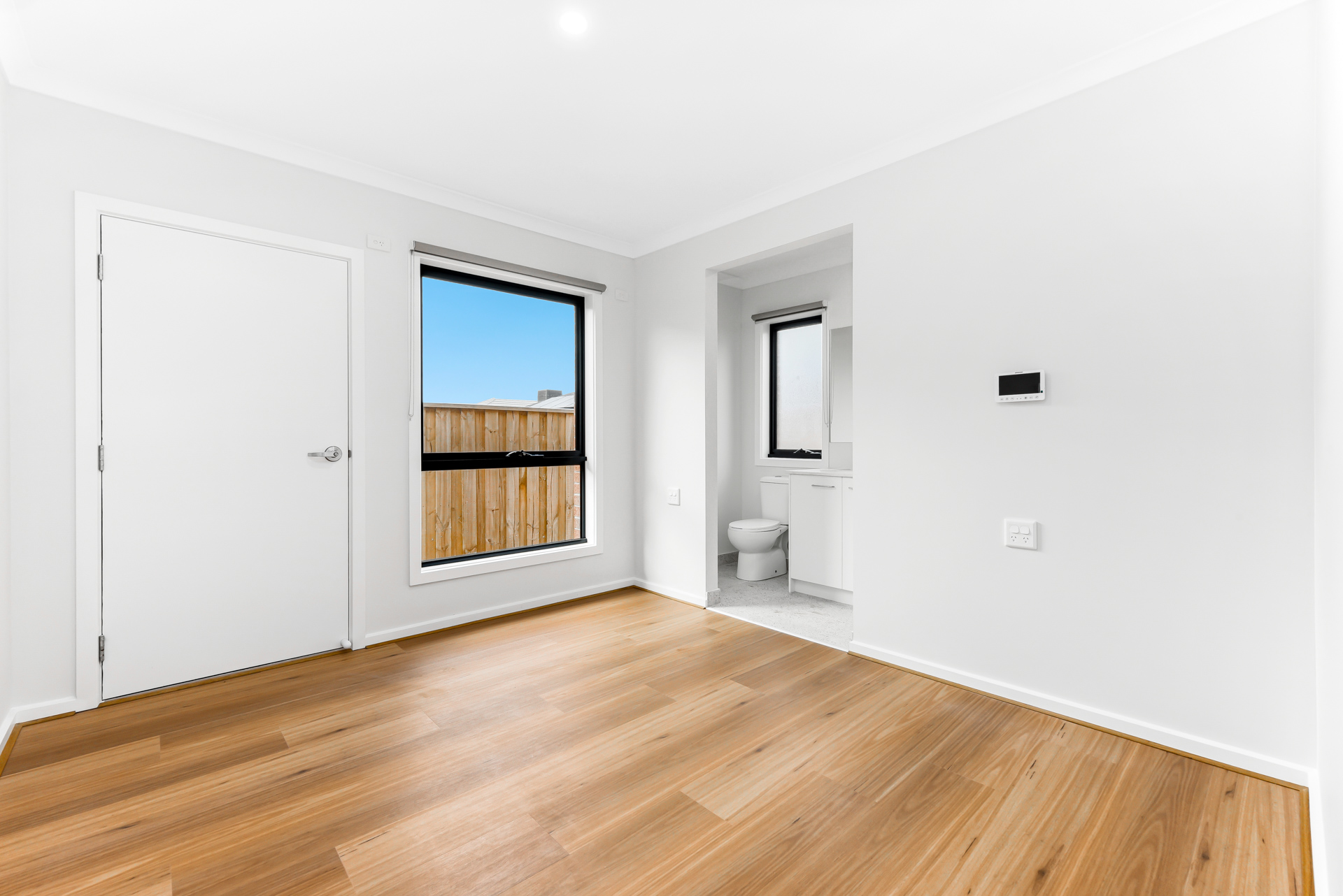 NEW 3 Resident House with 2 Living Areas near local Shopping Center — Home image 15