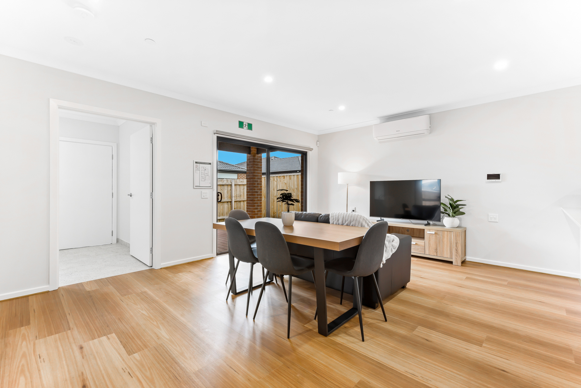 NEW 3 Resident House with 2 Living Areas near local Shopping Center — Home image 16