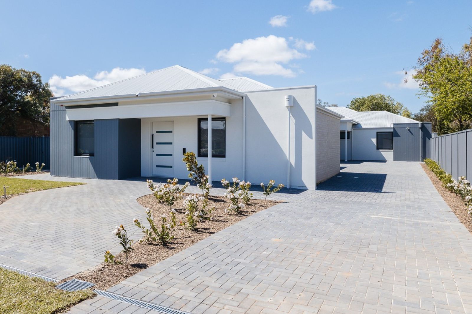 Large 3-Bedroom Home with OOA, PLUS Separate Individual Villa. Disability Accommodation — Home image 3