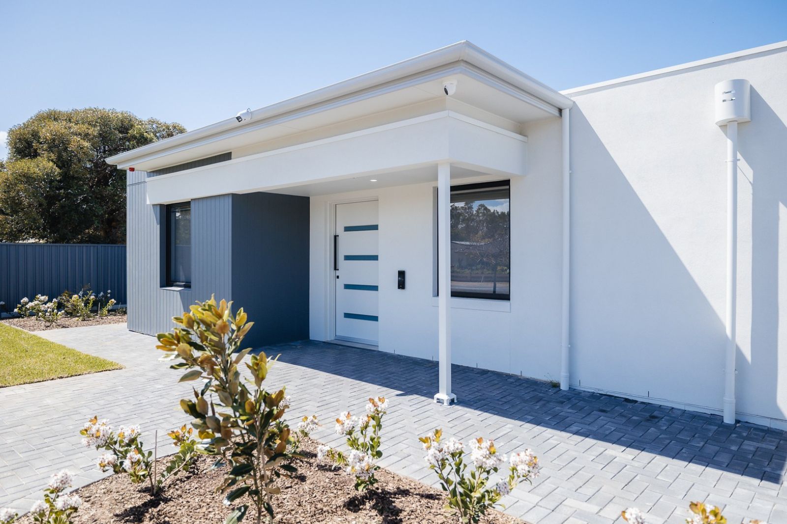 Large 3-Bedroom Home with OOA, PLUS Separate Individual Villa. Disability Accommodation — Home image 4