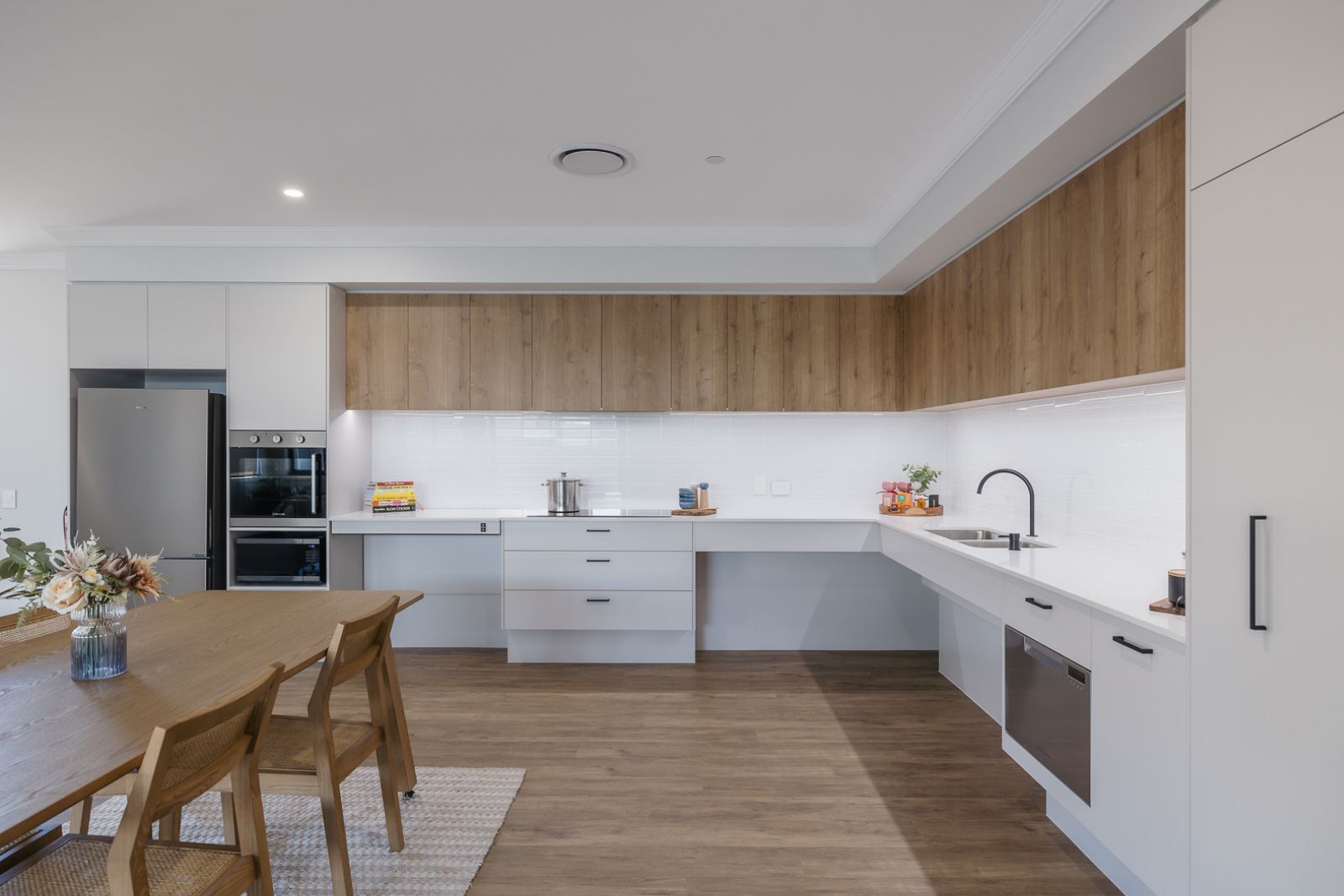 Large 3-Bedroom Home with OOA, PLUS Separate Individual Villa. Disability Accommodation — Home image 5