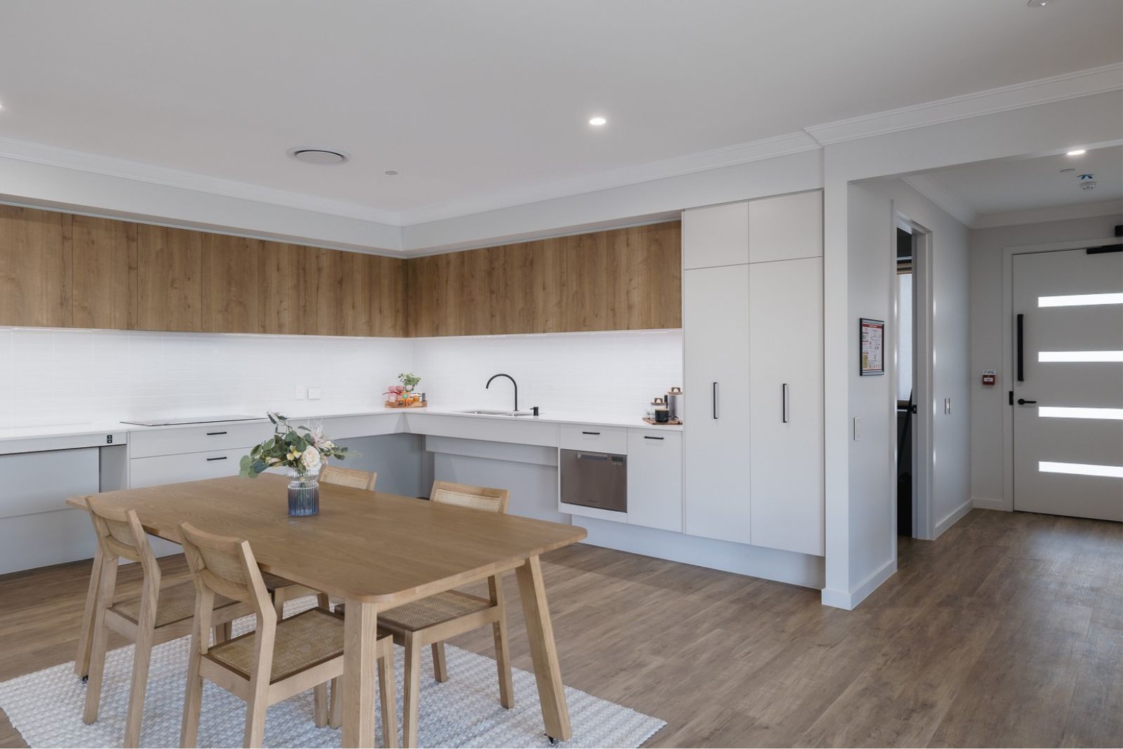 Large 3-Bedroom Home with OOA, PLUS Separate Individual Villa. Disability Accommodation — Home image 6