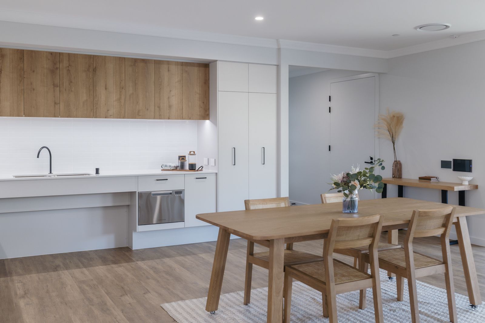 Large 3-Bedroom Home with OOA, PLUS Separate Individual Villa. Disability Accommodation — Home image 7