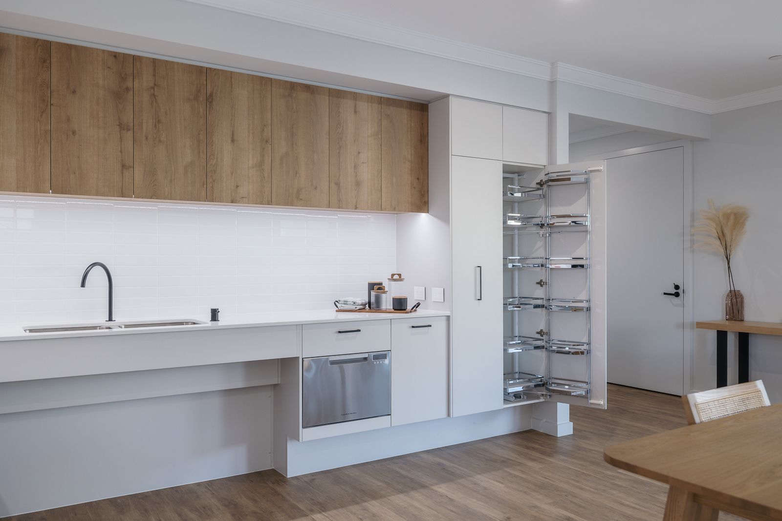 Large 3-Bedroom Home with OOA, PLUS Separate Individual Villa. Disability Accommodation — Home image 11