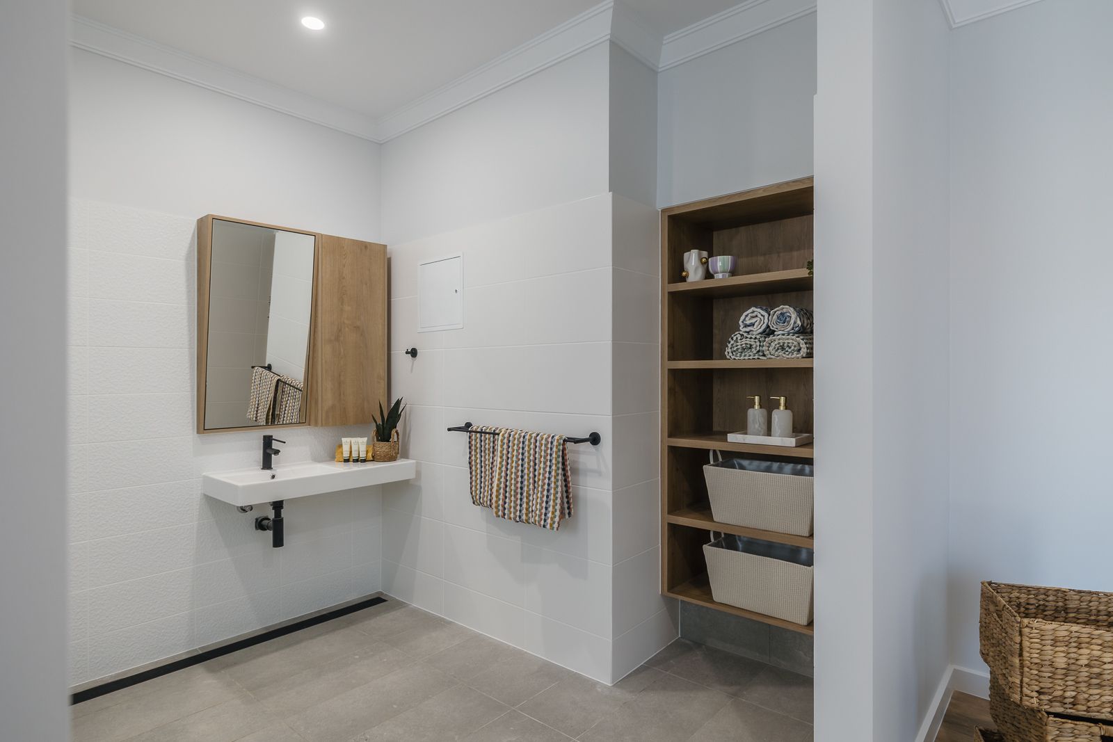 Large 3-Bedroom Home with OOA, PLUS Separate Individual Villa. Disability Accommodation — Home image 12