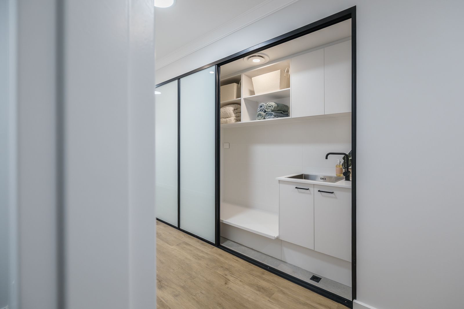 Large 3-Bedroom Home with OOA, PLUS Separate Individual Villa. Disability Accommodation — Home image 13