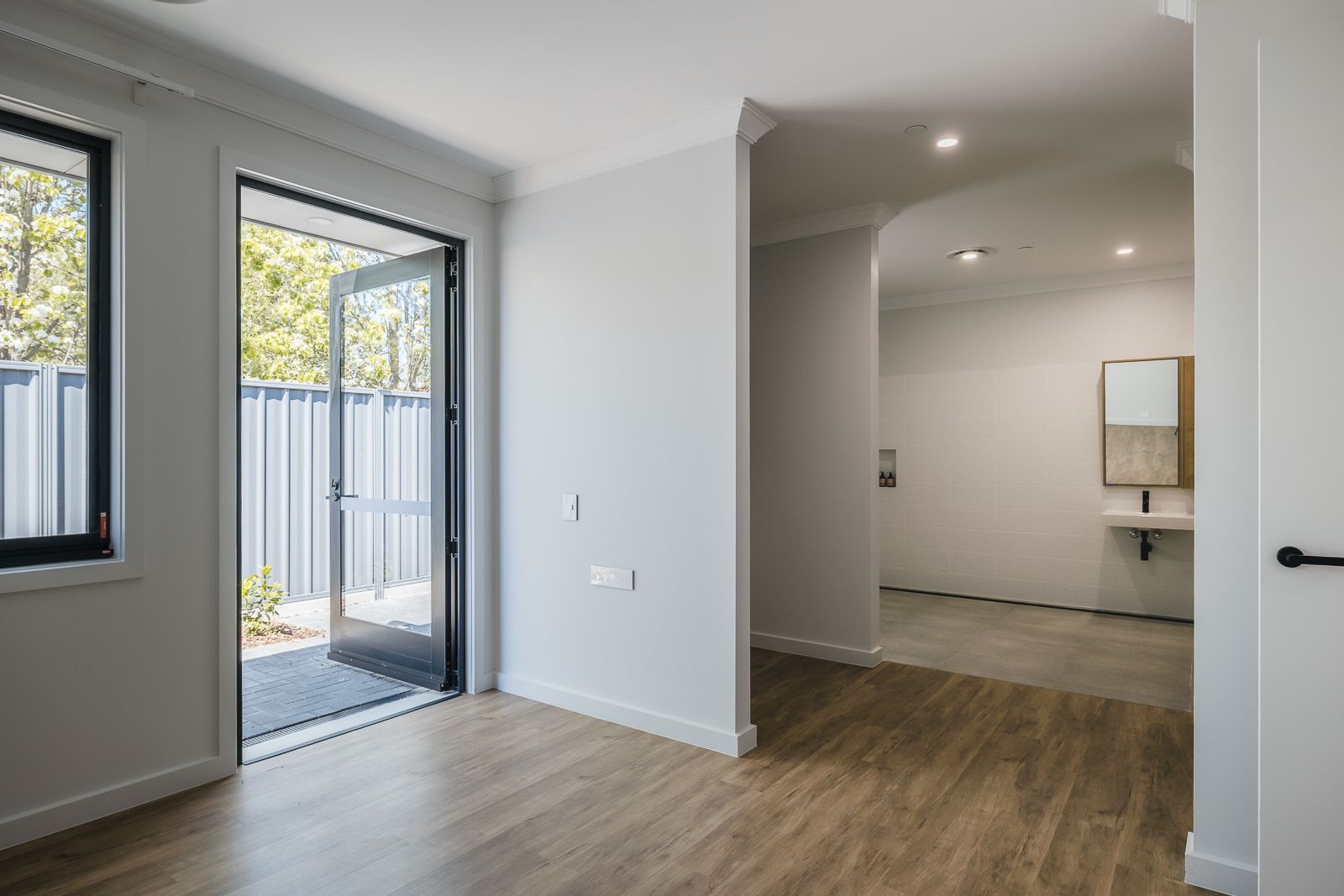 Large 3-Bedroom Home with OOA, PLUS Separate Individual Villa. Disability Accommodation — Home image 14
