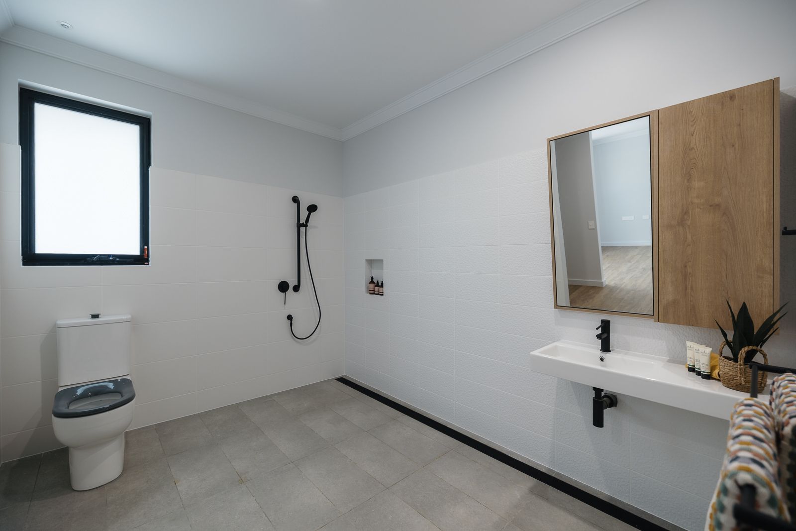 Large 3-Bedroom Home with OOA, PLUS Separate Individual Villa. Disability Accommodation — Home image 15