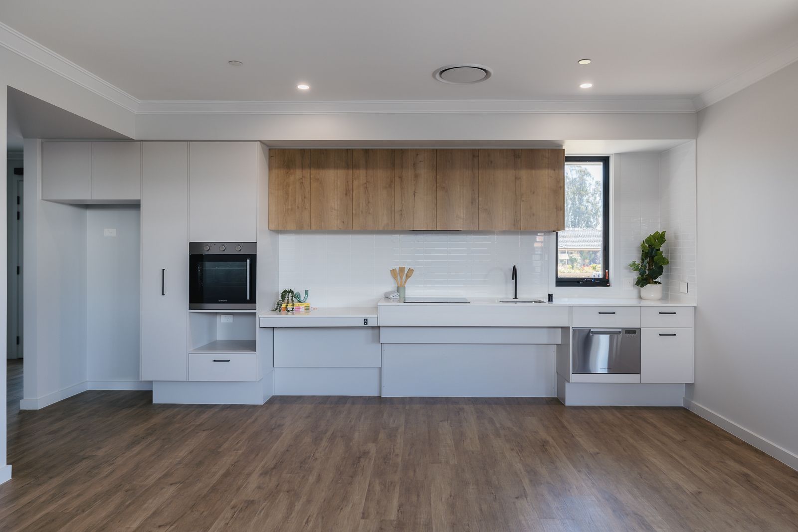 Large 3-Bedroom Home with OOA, PLUS Separate Individual Villa. Disability Accommodation — Home image 18