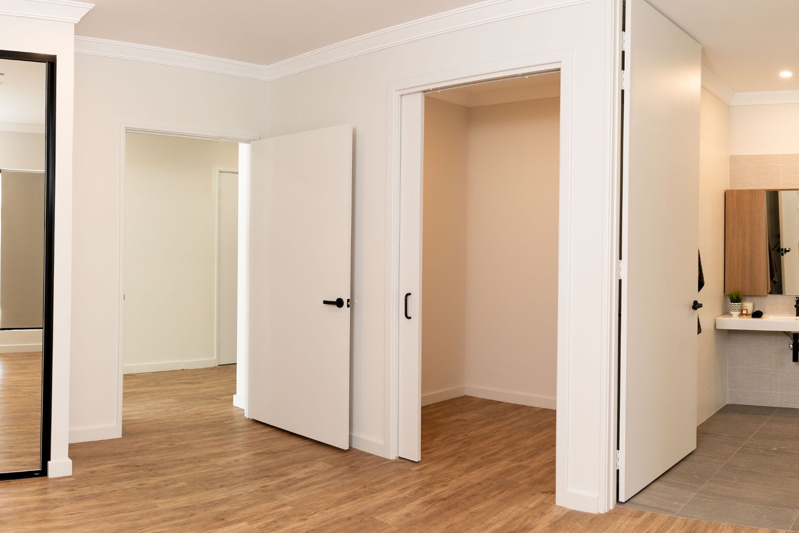 Option to Live with Family! Independence and Accessibility. Disability Accommodation — Home image 6
