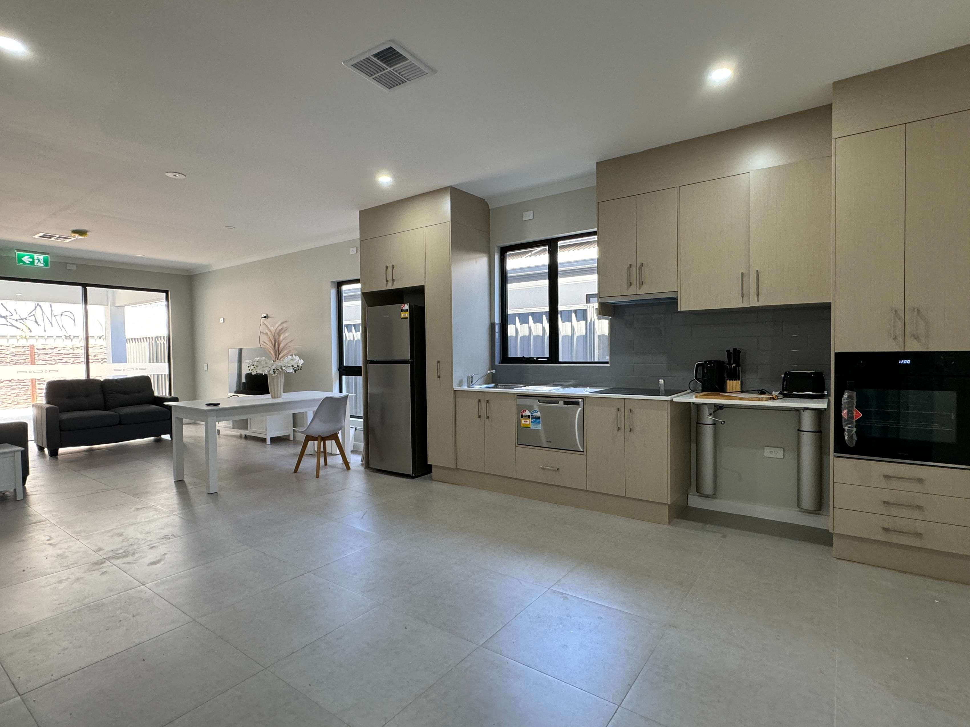 HPS SDA HOUSE CLOSE TO MODBURY HOSPITAL AND SHOPPING HUB — Home image 2