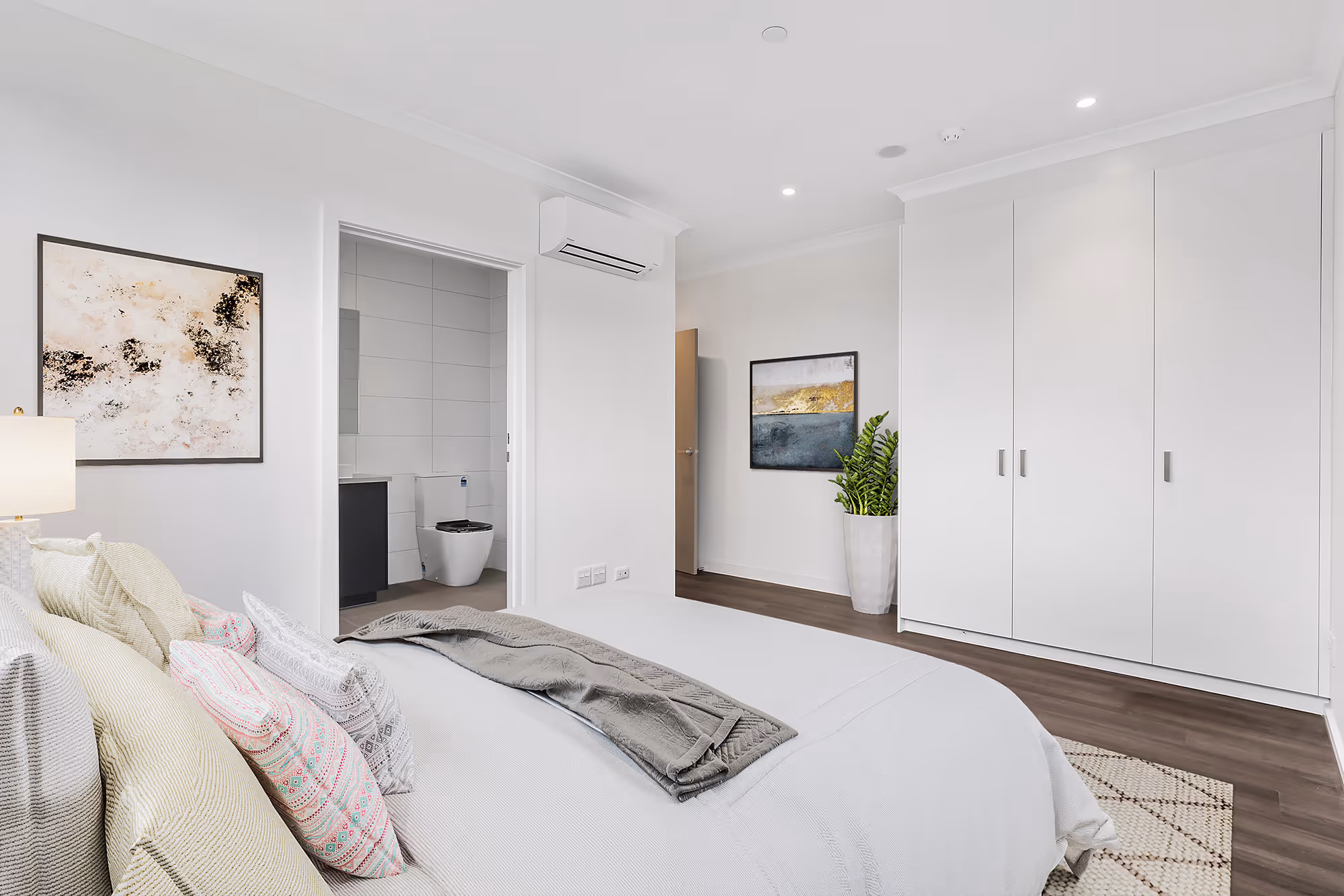 Huge bedroom and your own ensuite bathroom - HPS in Sunbury! — Home image 6