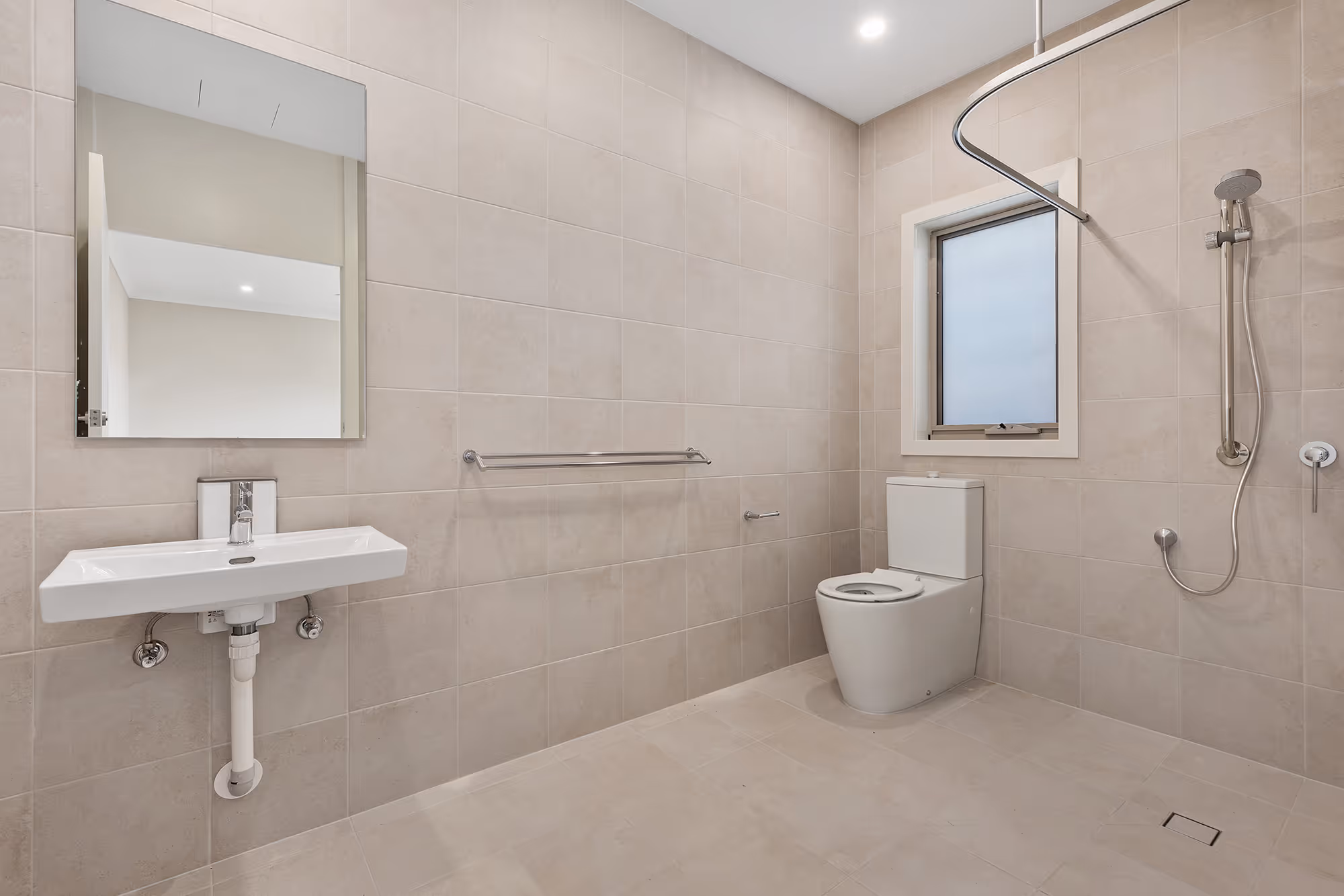 Huge bedroom and your own ensuite bathroom - HPS in Sunbury! — Home image 7