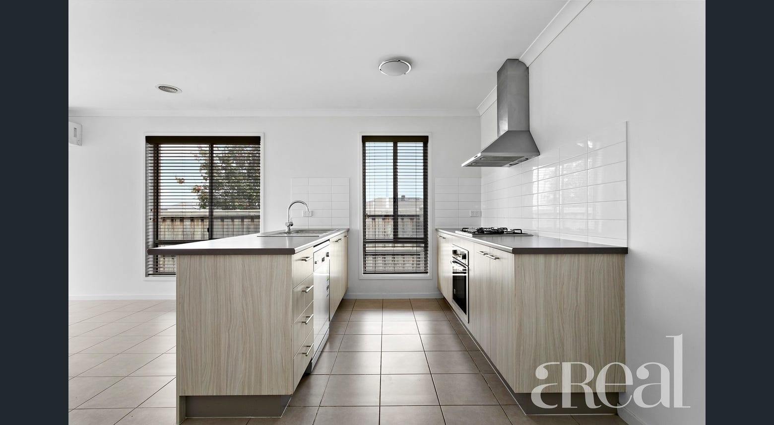 Cosy & Bright, What a delight!!  SIL1:3 - 1 Vacancy Available — Home image 4