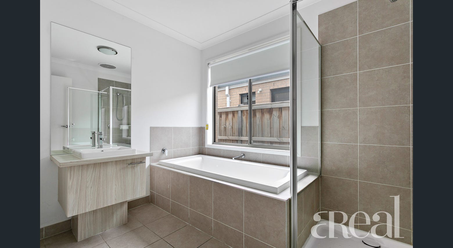 Cosy & Bright, What a delight!!  SIL1:3 - 1 Vacancy Available — Home image 9