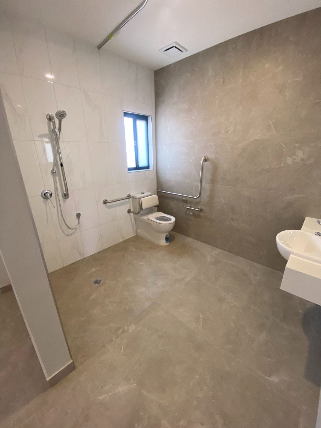 3 BR Home, High Physical Support, with Onsite Overnight Assistance – Lee Point — Home image 6