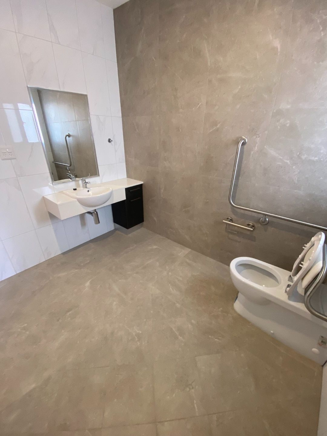 3 BR Home, High Physical Support, with Onsite Overnight Assistance – Lee Point — Home image 20