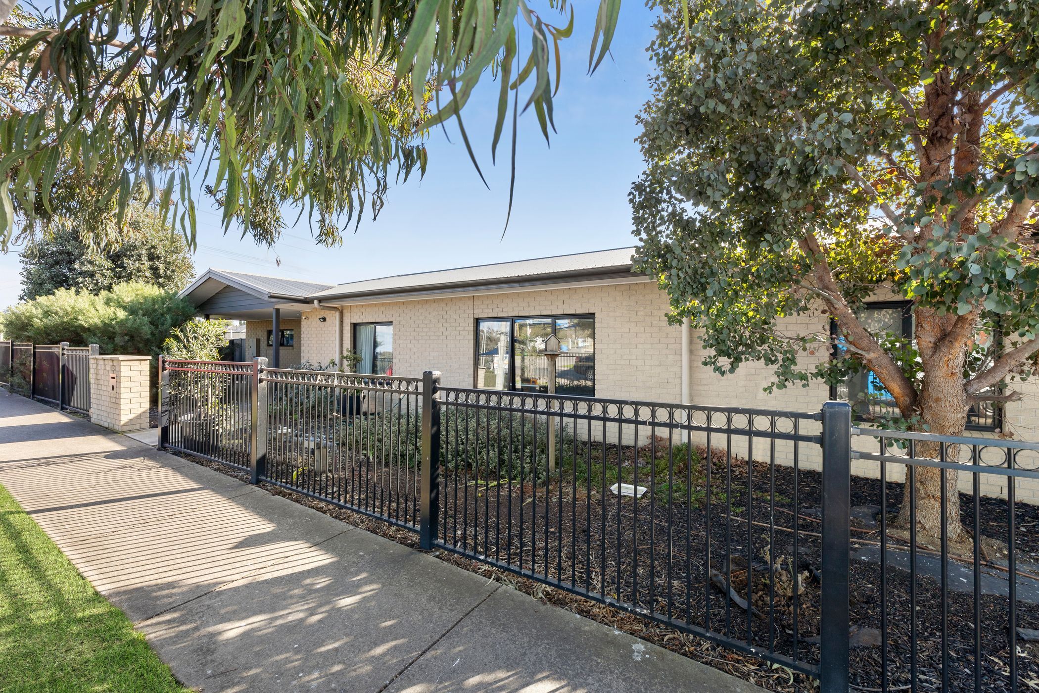 Lovely home with a spacious and shaded backyard — Home image 9