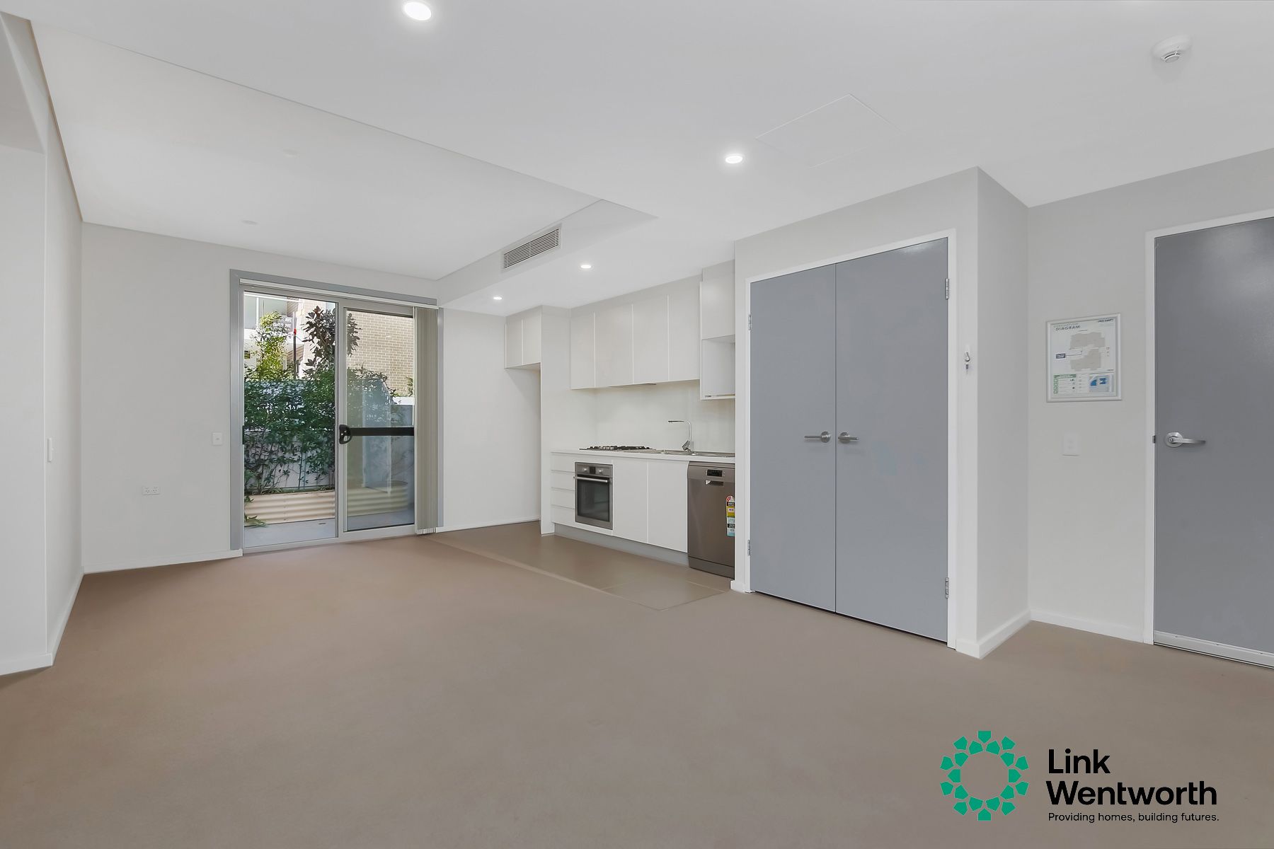 Available now! 1 Bed, 1Bath, 1 secured car park — Home image 3