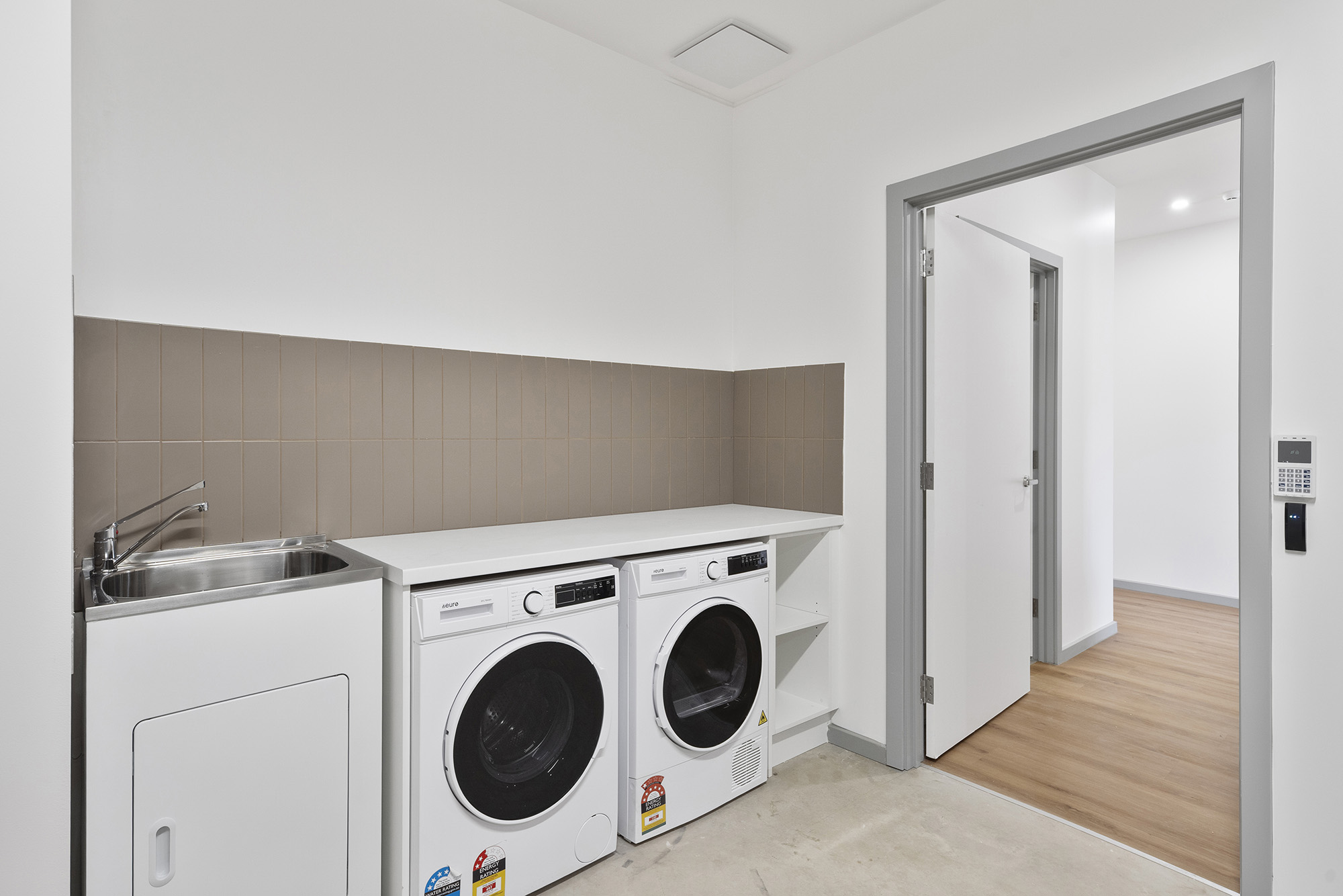 Be in vibrant Henley Square in under 10 minutes! — Home image 13