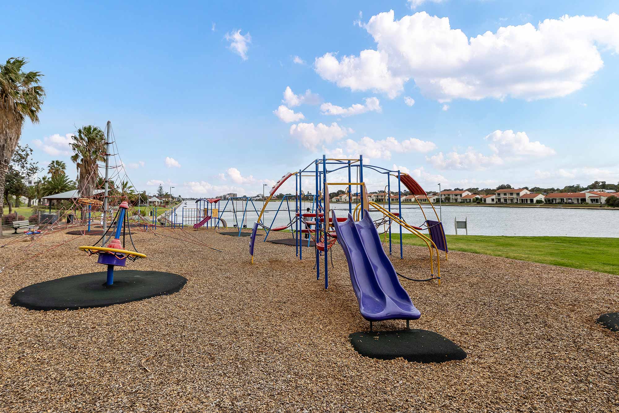 Be in vibrant Henley Square in under 10 minutes! — Home image 17