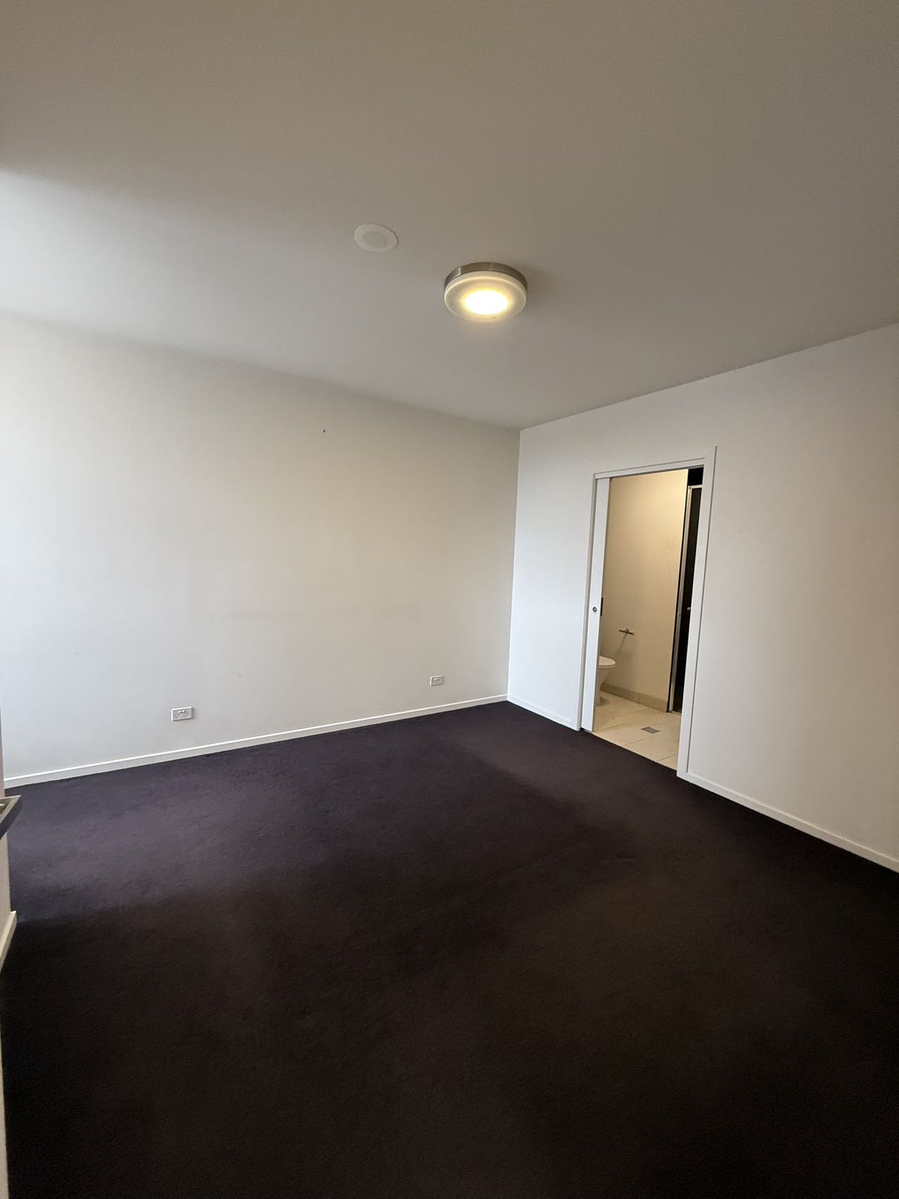 Contemporary 2-Bedroom SIL Residence – Prime Carlton Location — Home image 10