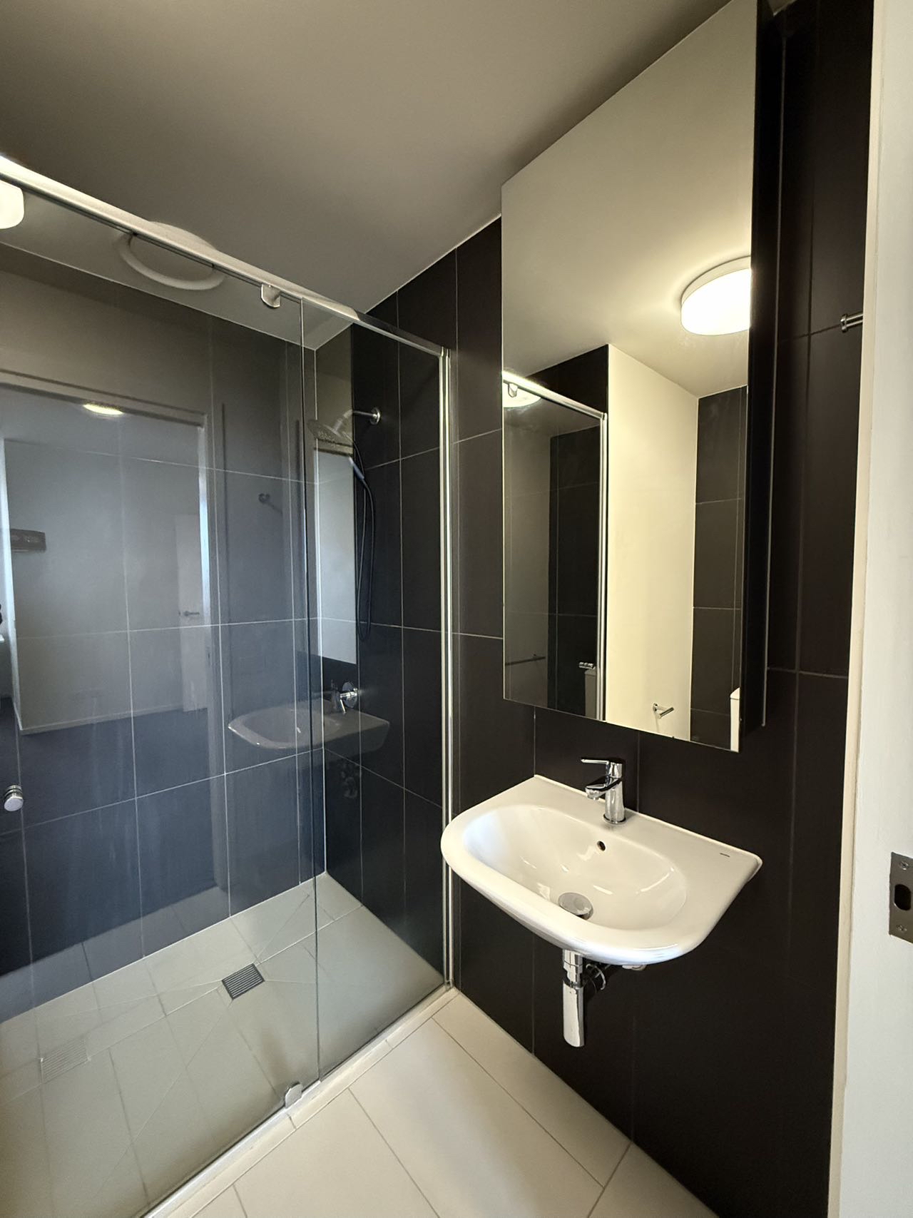 Contemporary 2-Bedroom SIL Residence – Prime Carlton Location — Home image 2