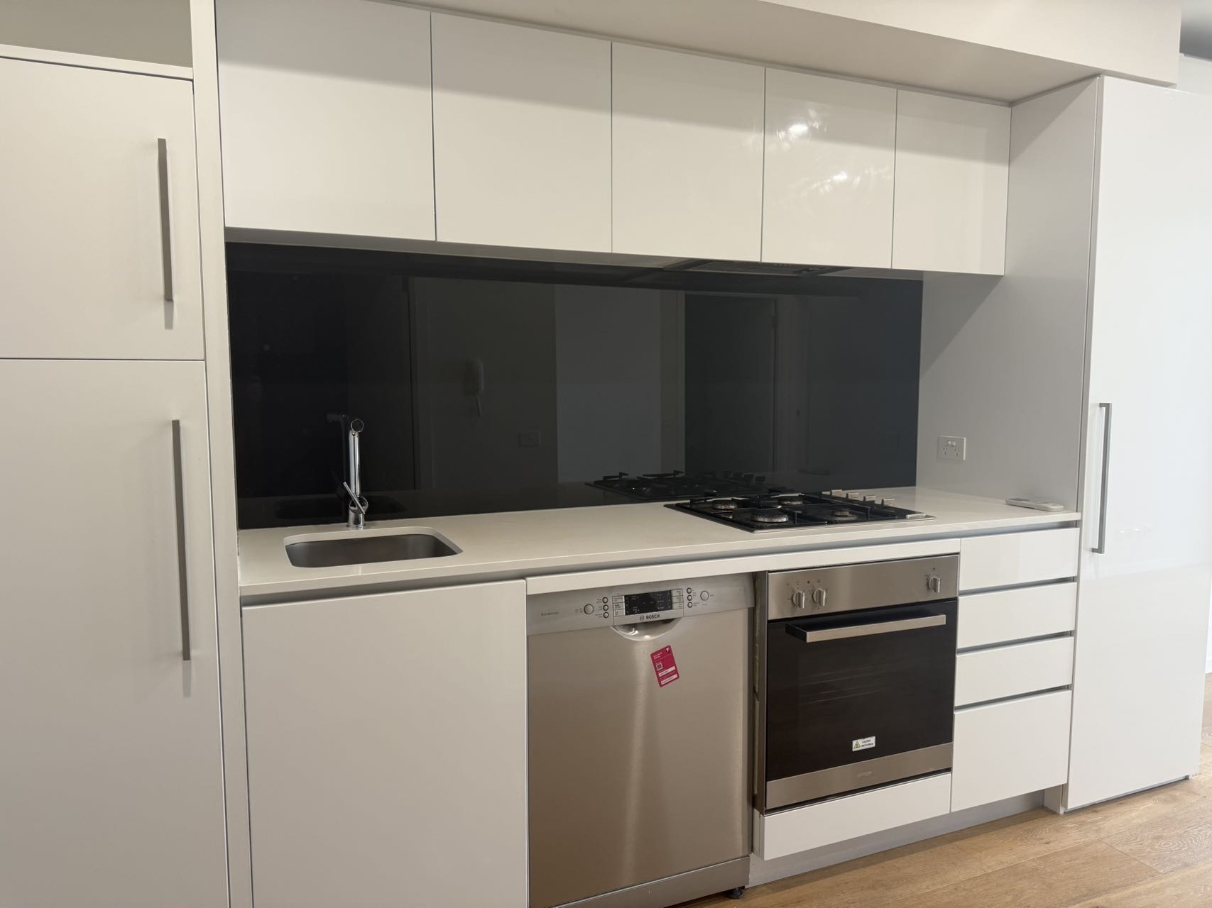 Contemporary 2-Bedroom SIL Residence – Prime Carlton Location — Home image 4