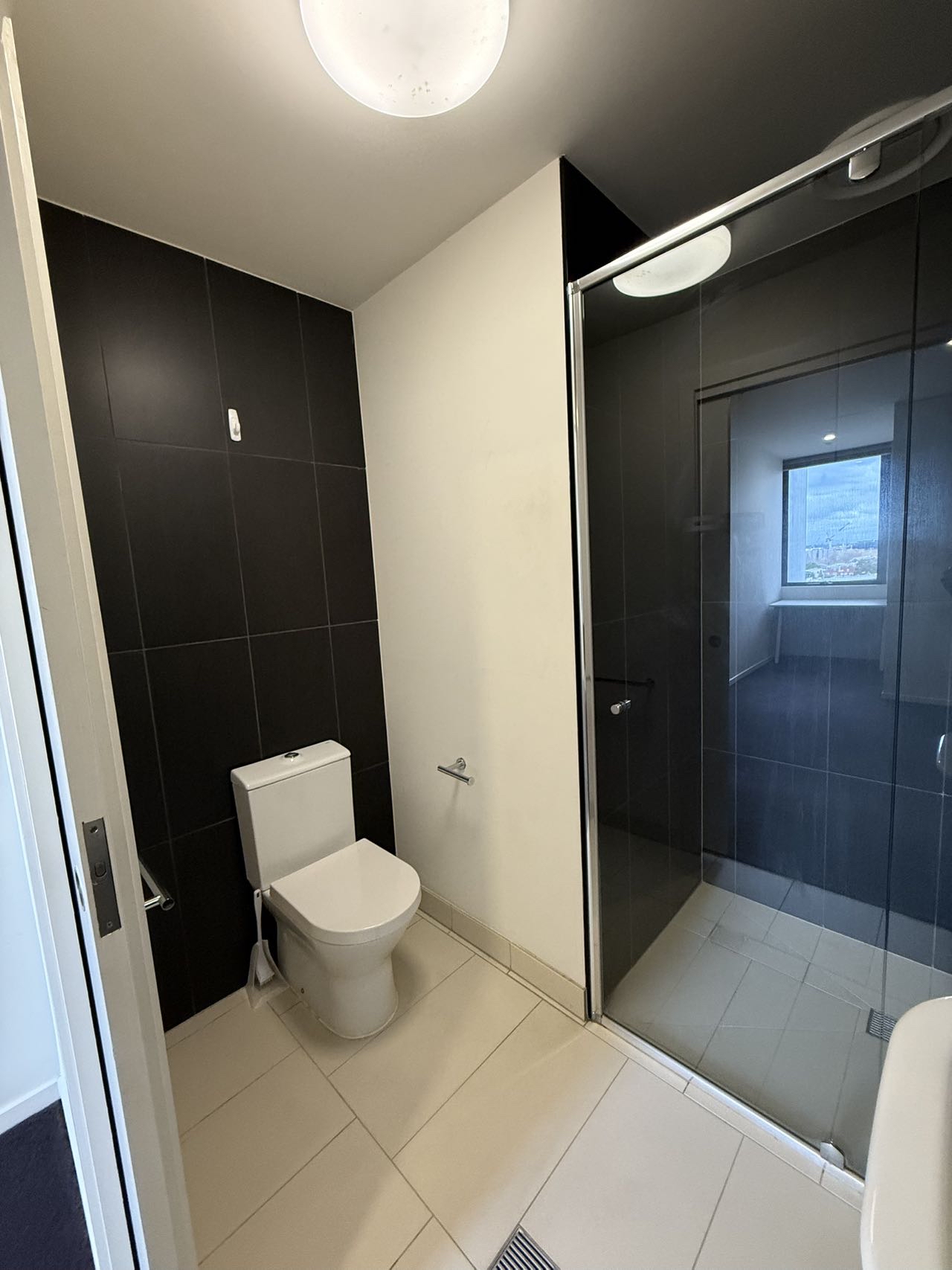 Contemporary 2-Bedroom SIL Residence – Prime Carlton Location — Home image 5