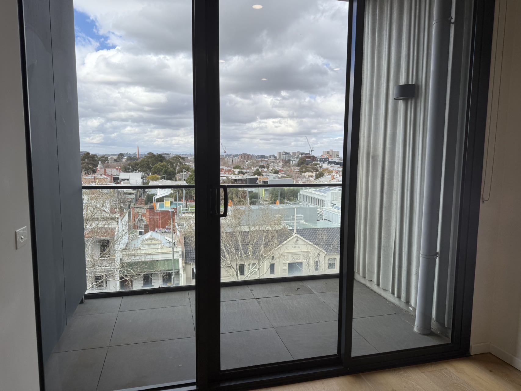 Contemporary 2-Bedroom SIL Residence – Prime Carlton Location — Home image 6