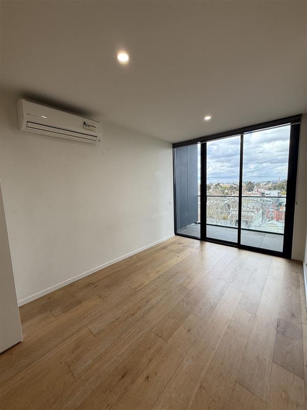 Contemporary 2-Bedroom SIL Residence – Prime Carlton Location — Home image 7