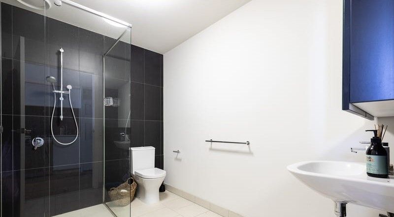 Contemporary 2-Bedroom SIL Residence – Prime Carlton Location — Home image 8