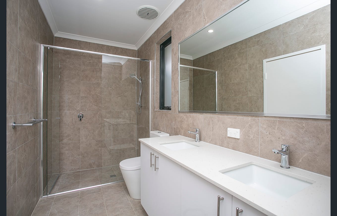ONE VACANY FOR FEMALE Stunning SIL house in Middle Swan! — Home image 2