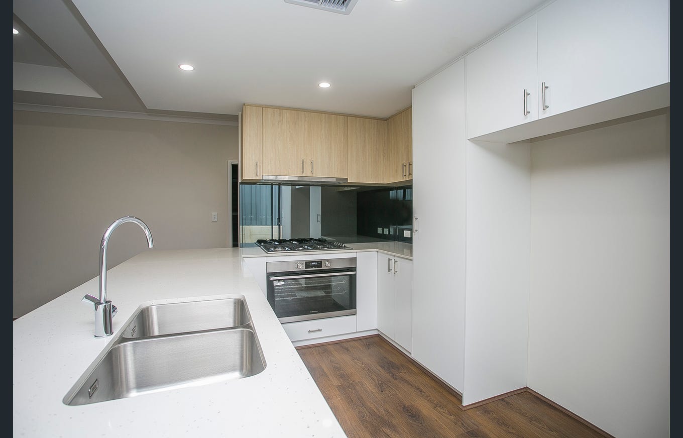 ONE VACANY FOR FEMALE Stunning SIL house in Middle Swan! — Home image 3