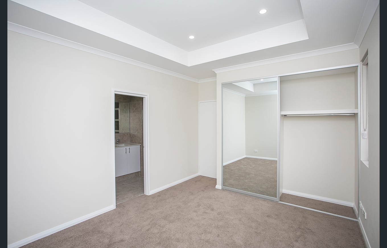 ONE VACANY FOR FEMALE Stunning SIL house in Middle Swan! — Home image 4