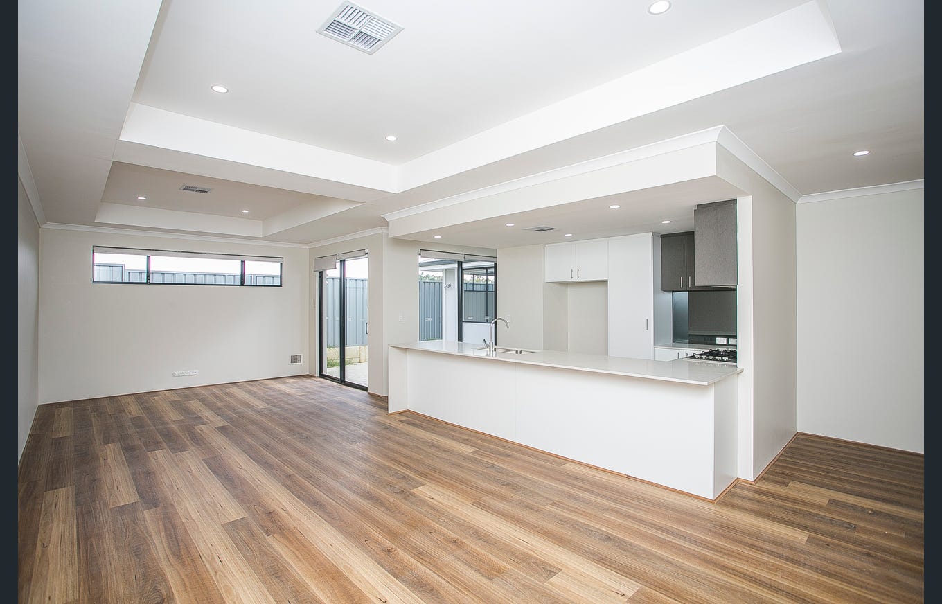 ONE VACANY FOR FEMALE Stunning SIL house in Middle Swan! — Home image 5