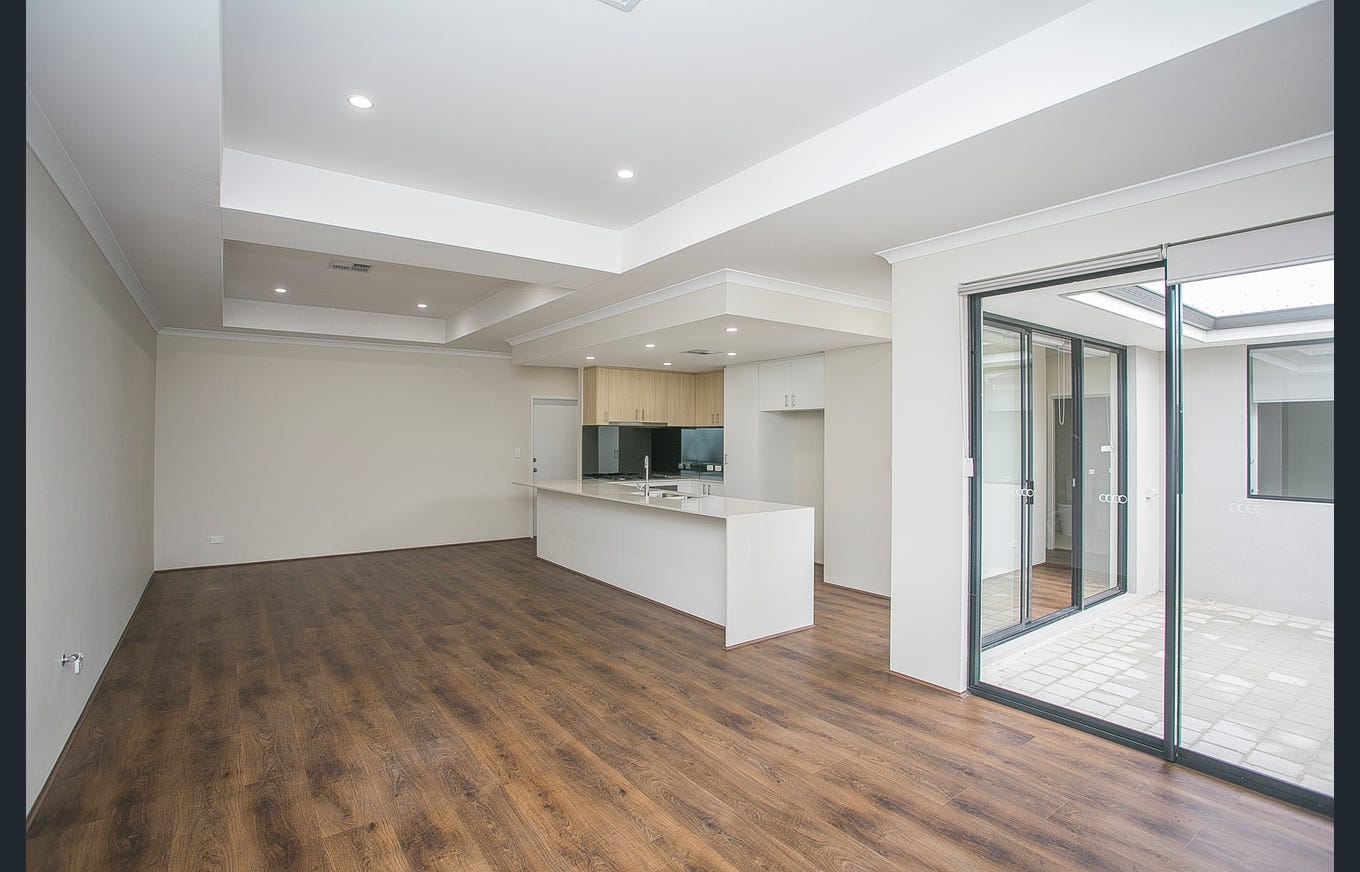 ONE VACANY FOR FEMALE Stunning SIL house in Middle Swan! — Home image 6