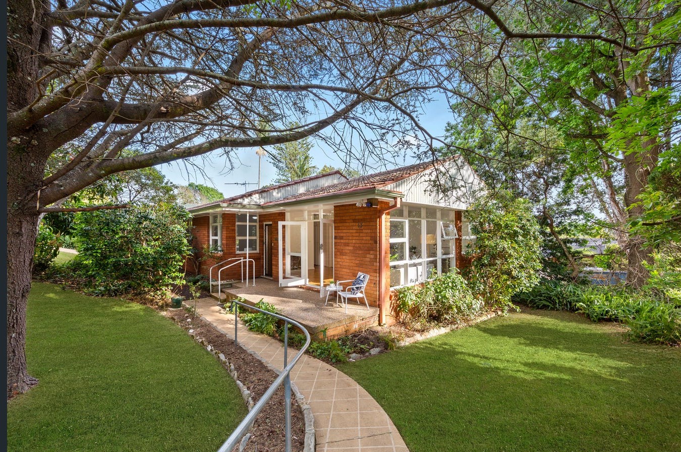 Charming Cottage In Convenient Frenchs Forest Location — Home image 3