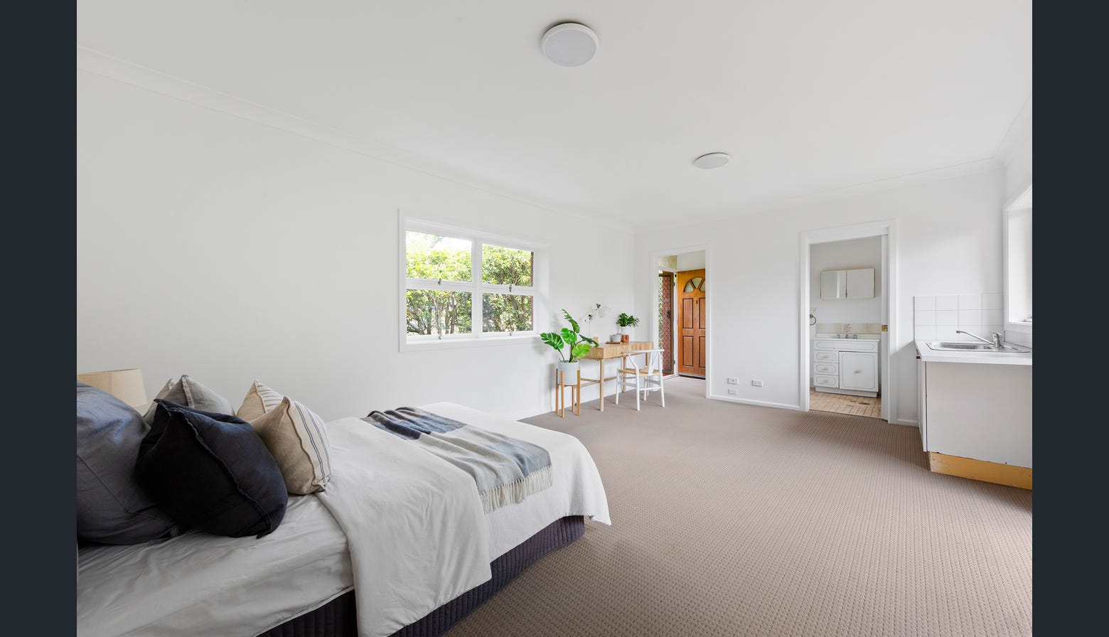 Charming Cottage In Convenient Frenchs Forest Location — Home image 4