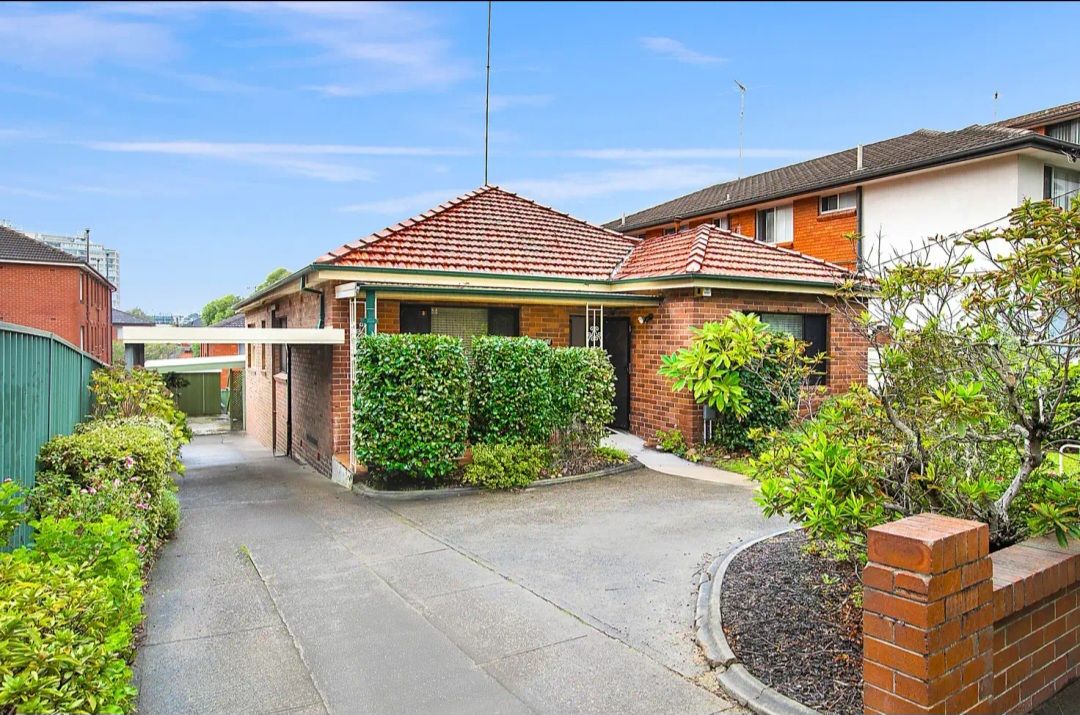Spacious 3‑Bed Hillsdale Family Home with Yard & Parking — Home image 2