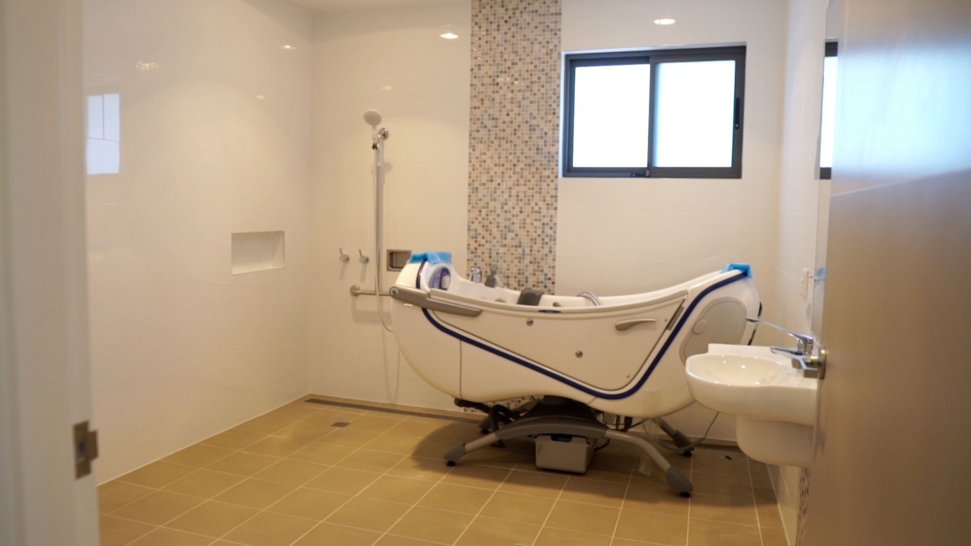 Established Home in Bolwarra Heights — Home image 2