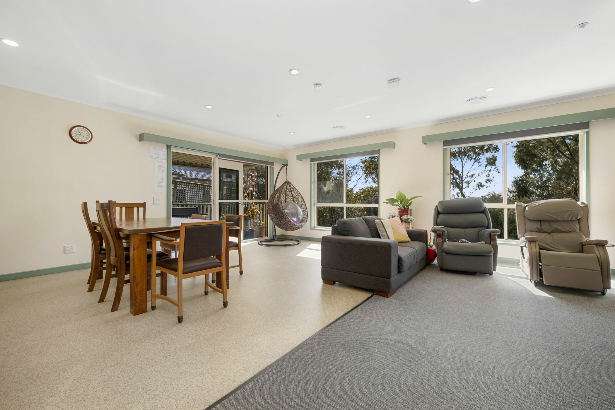 Leafy green and tranquil home — Home image 2