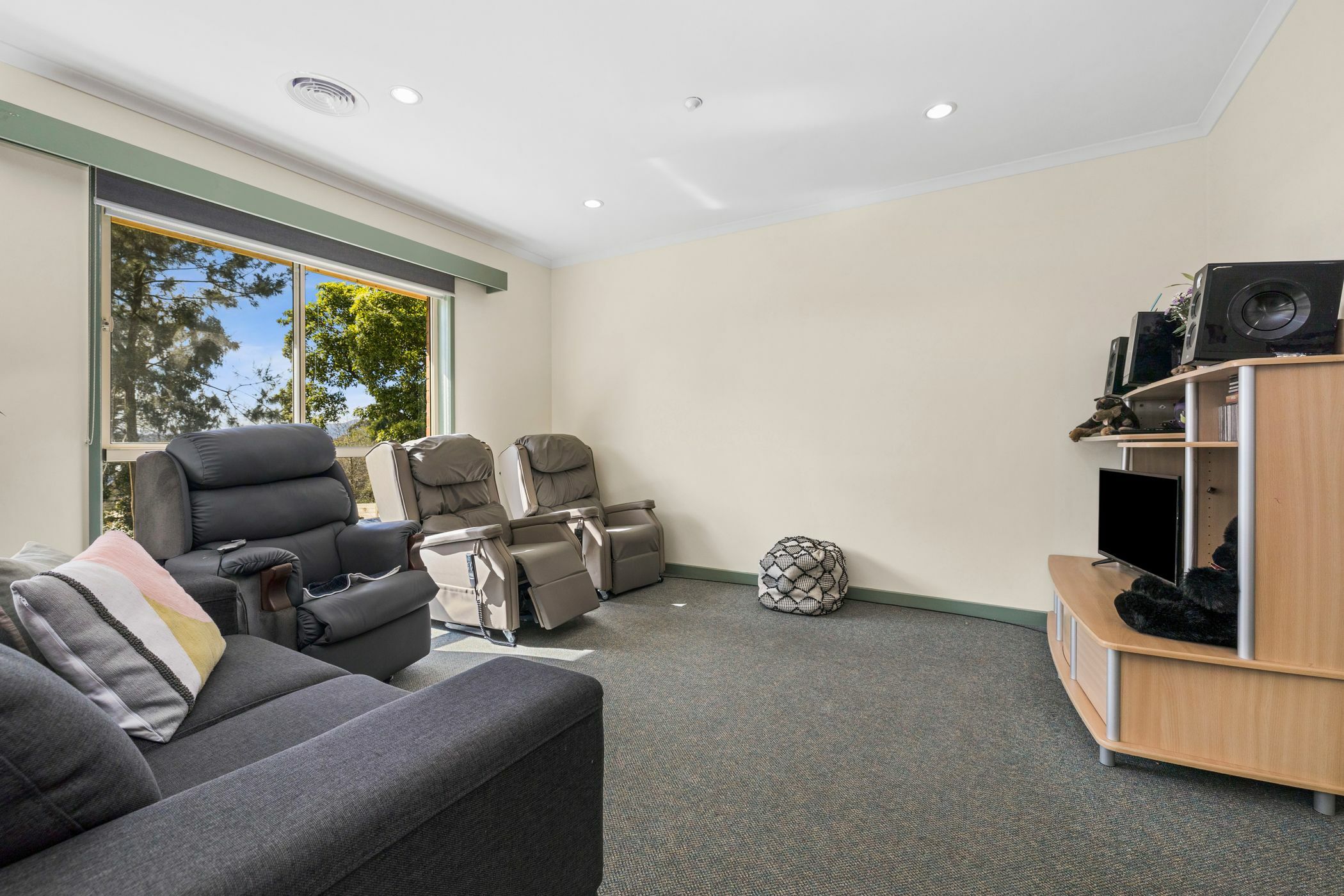 Leafy green and tranquil home — Home image 3