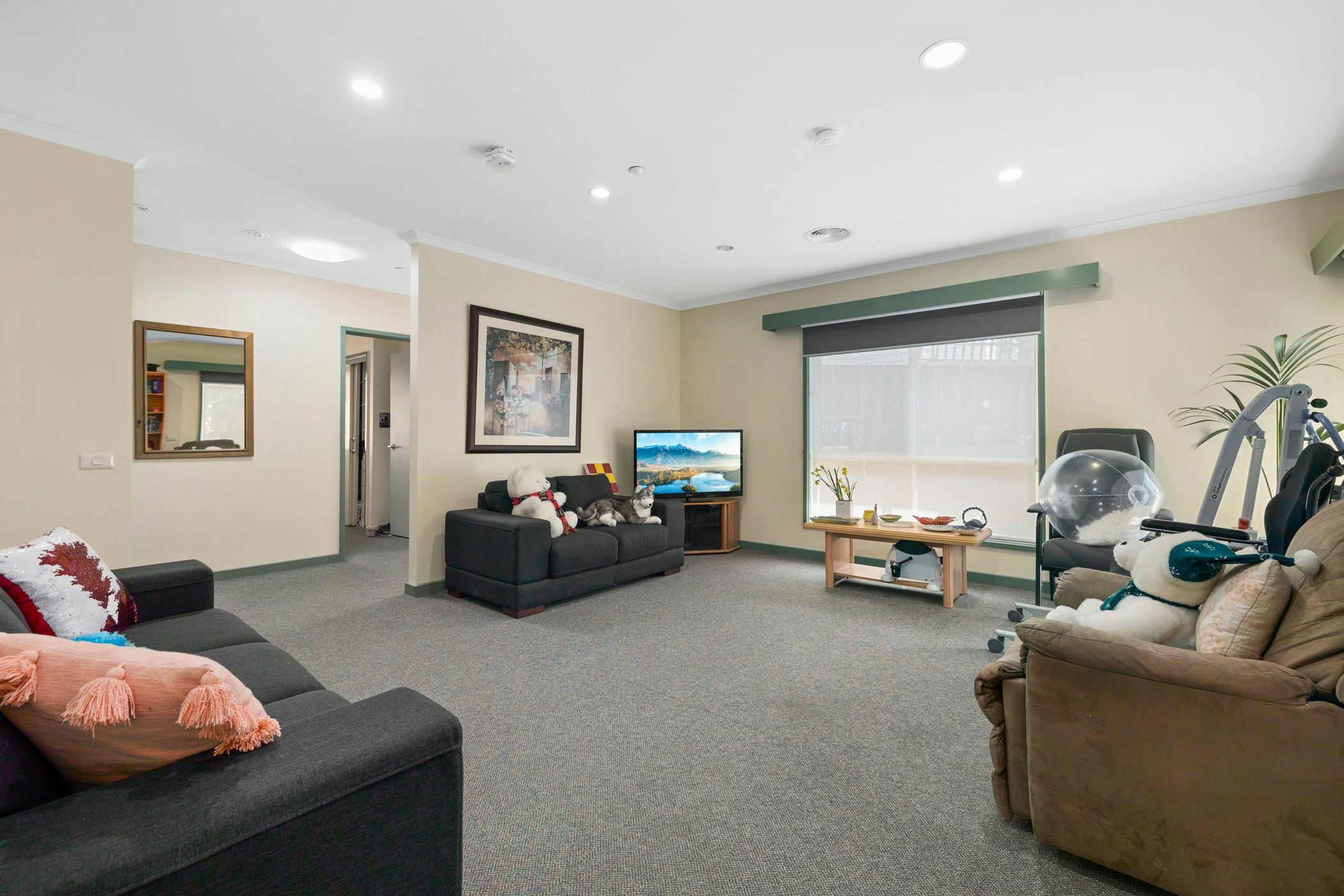 Leafy green and tranquil home — Home image 9